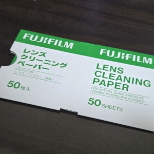 レンズをきれいにするための「富士フイルム レンズクリーニングペーパー」