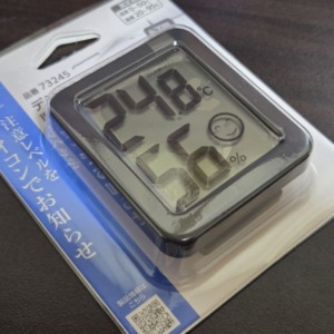 100円湿度計じゃ心配！一般的な「シンワ測定(Shinwa Sokutei) デジタル温湿度計 環境チェッカー」