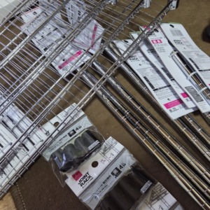 パソコン前に収納を増やしたい！ダイソーで揃えるミニスチールラック【税抜２０００円】
